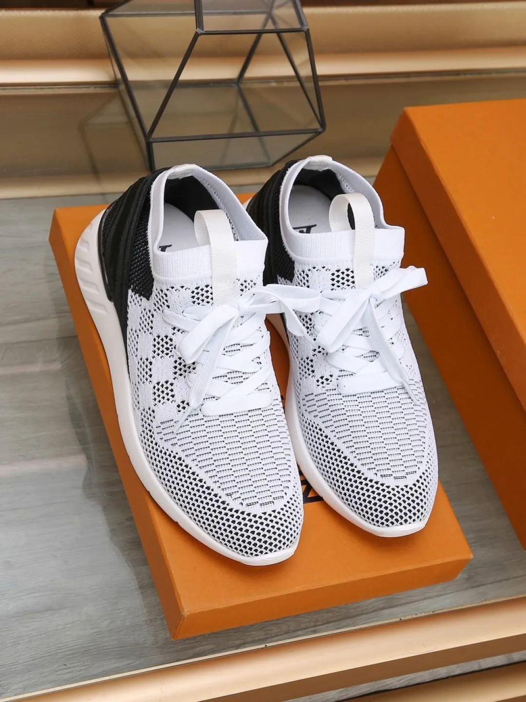 Men's shoes 💰P420💰"LOUI* VUITTO*" latest popular men's casual shoes ✔️This model is made of the original breathable fly woven fabric. The real thing is super shiny⚡️ Fashionable and versatile. The toe last shape is firm and full. The soles are LV original molds and can be put in and out at will. It is light and comfortable for the foot~Purely handmade, details determine the quality! Size:38-44